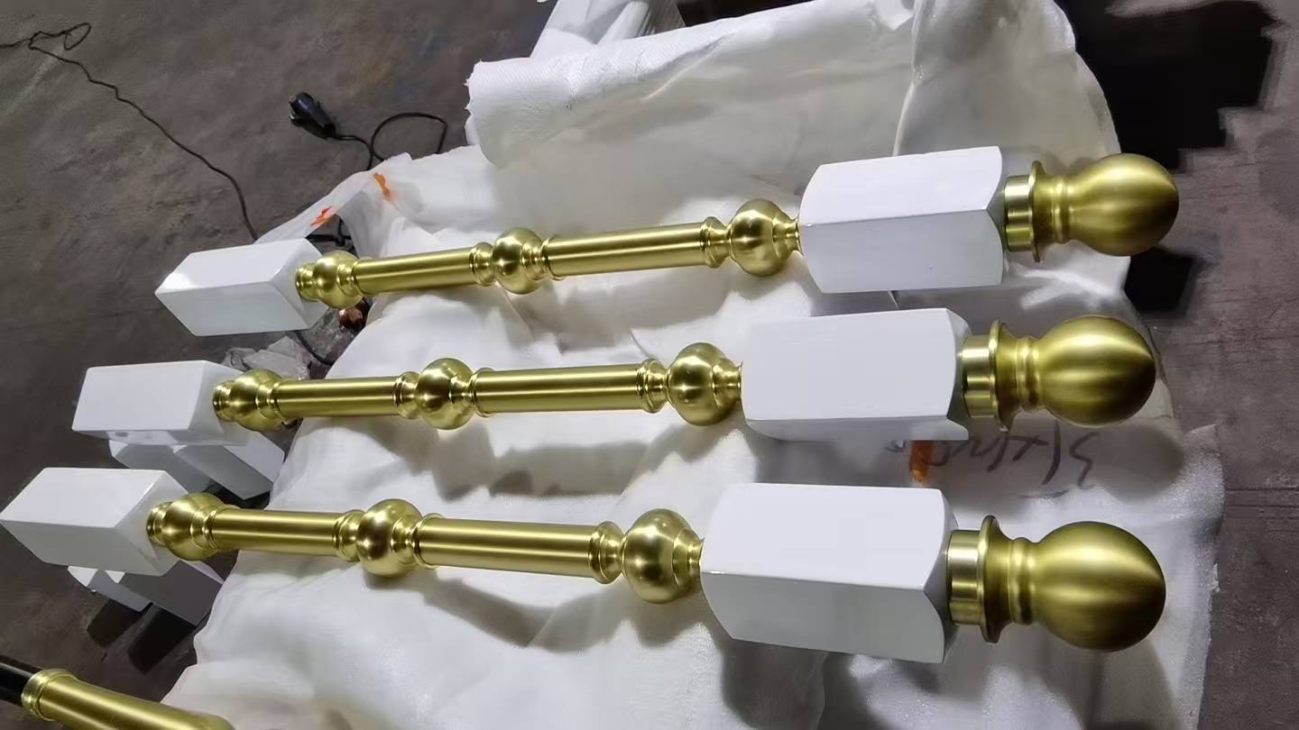 Gold Sphere Pillar Ansicht 1