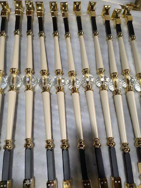 CHIFU Galerie-Bild #090 — Treppe mit Goldakzent