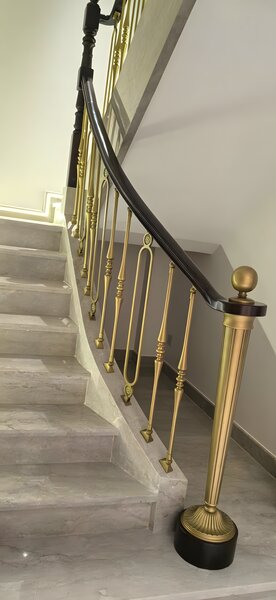 CHIFU Galerie-Bild #105 — Treppe mit Goldakzent