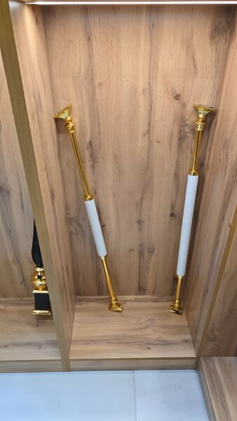 CHIFU Galerie-Bild #150 — Treppe mit Goldakzent