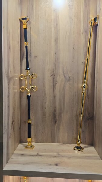 CHIFU Galerie-Bild #166 — Treppe mit Goldakzent