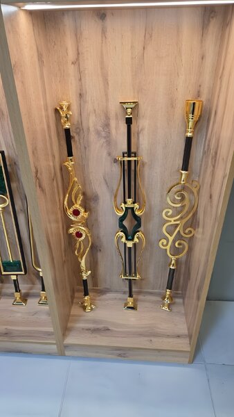 CHIFU Galerie-Bild #171 — Treppe mit Goldakzent