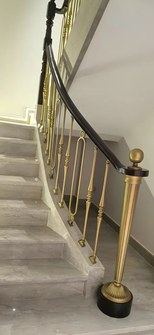 CHIFU dark elegant curved handrail