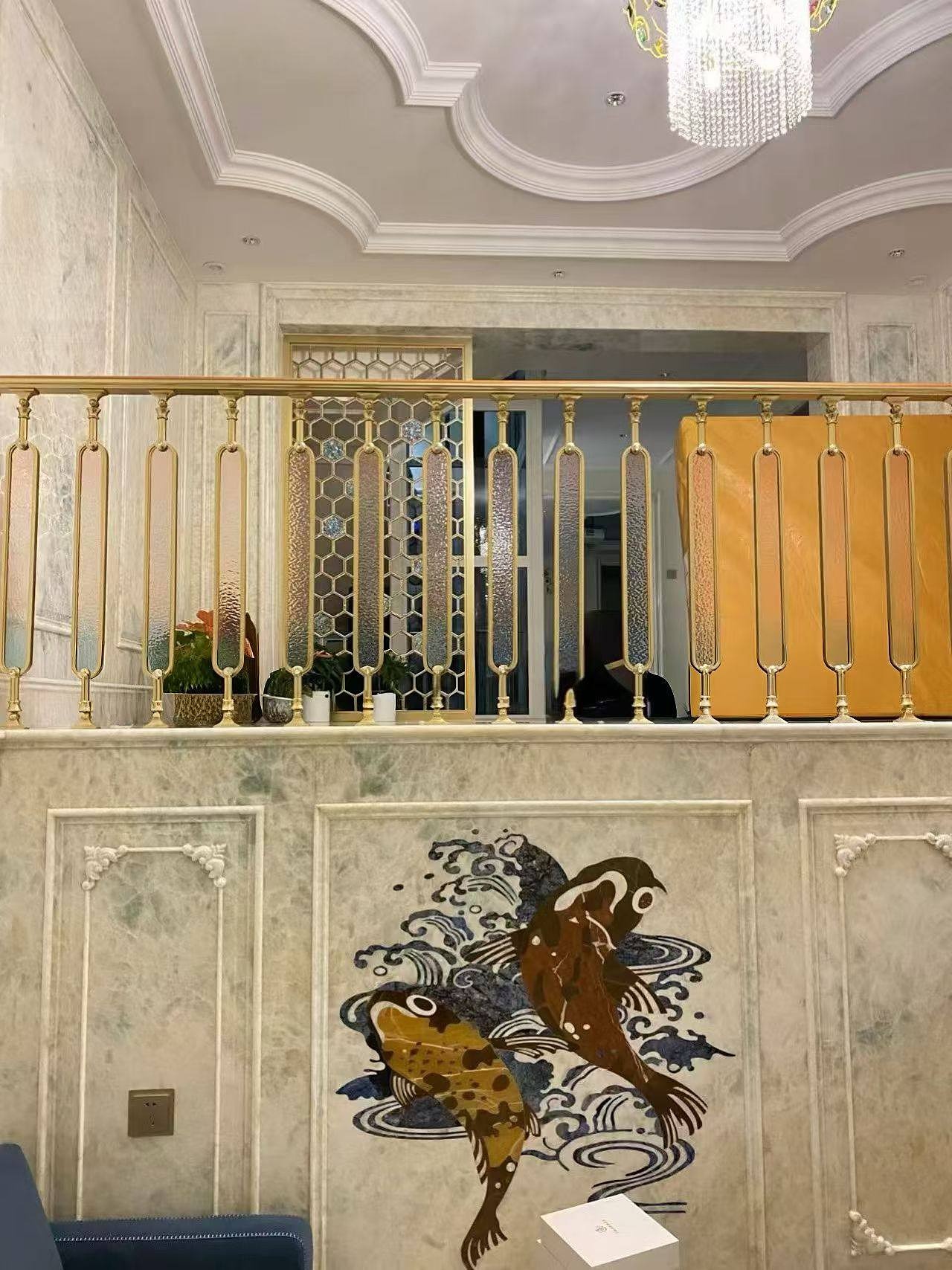 CHIFU-Geländer vor kunstvoll gestalteter Wand mit Mosaik-Detail