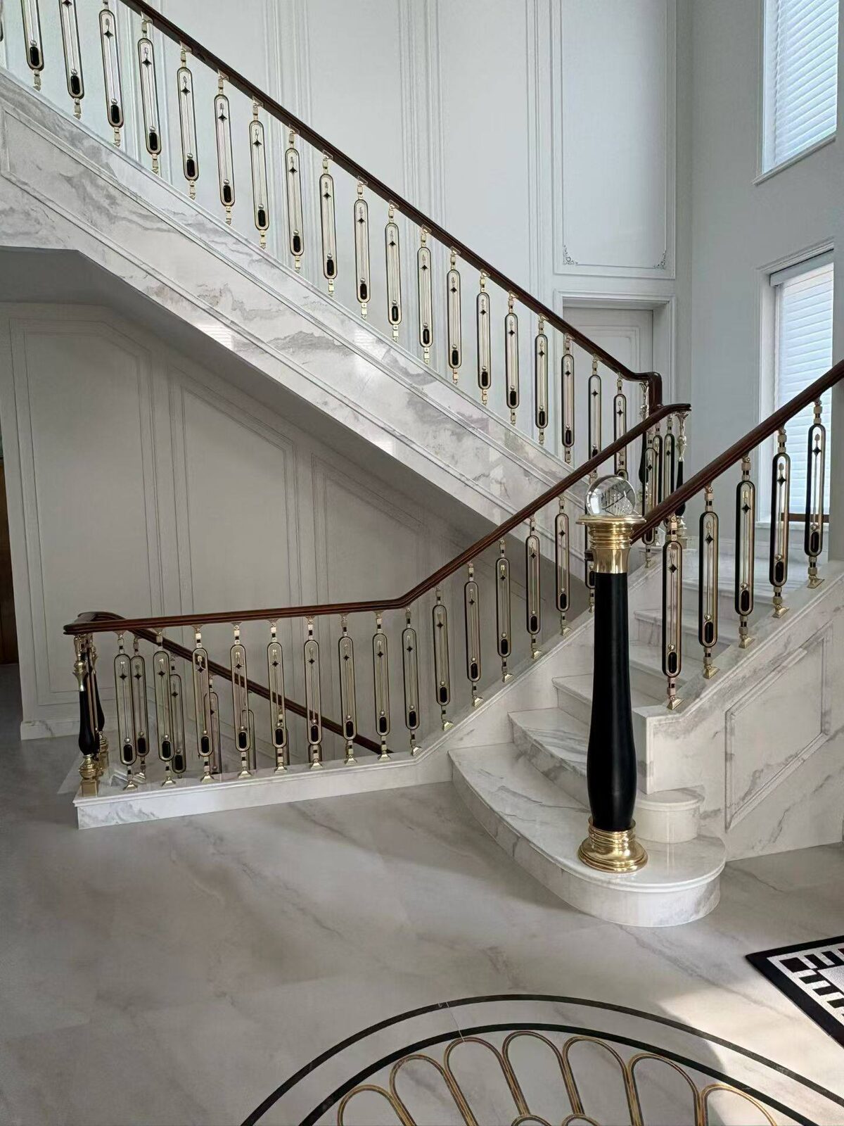 Doppeltreppe mit Luxus-Geländer im Villa-Foyer