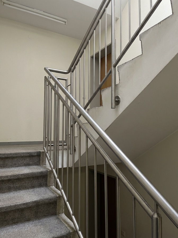 Langweiliges Standard-Treppengeländer von der Stange